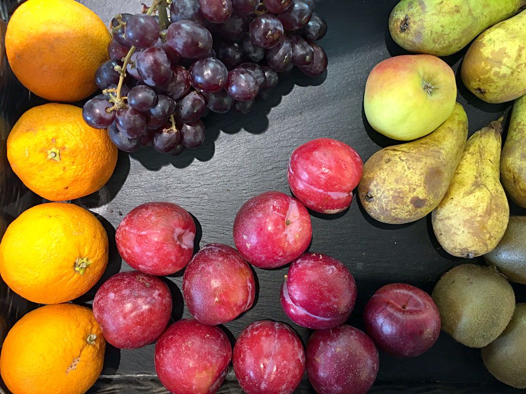 Deutsches Obst aus der Region: Birnen, Pflaumen, Weintrauben und Äpfel