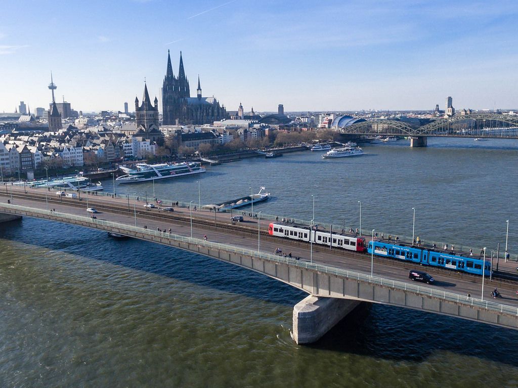 Deutzer Brücke mit KVB-Bahn und Kölner Dom im Hintergrund