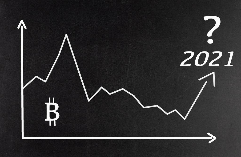 Diagramm hinterfragt Marktwert der Kryptowährung Bitcoin in 2021 vor schwarzem Hintergrund