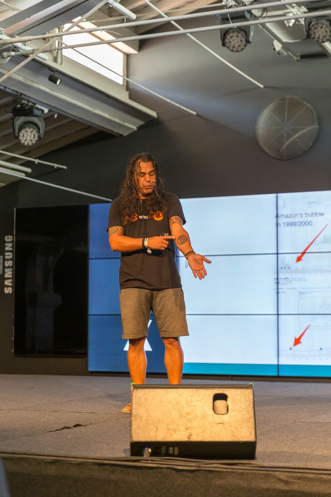 Didi Taihuttu from Bitcoin family showing his BTC bitcoin tattoo at Digital Nomad Festival DNX in Lisbon