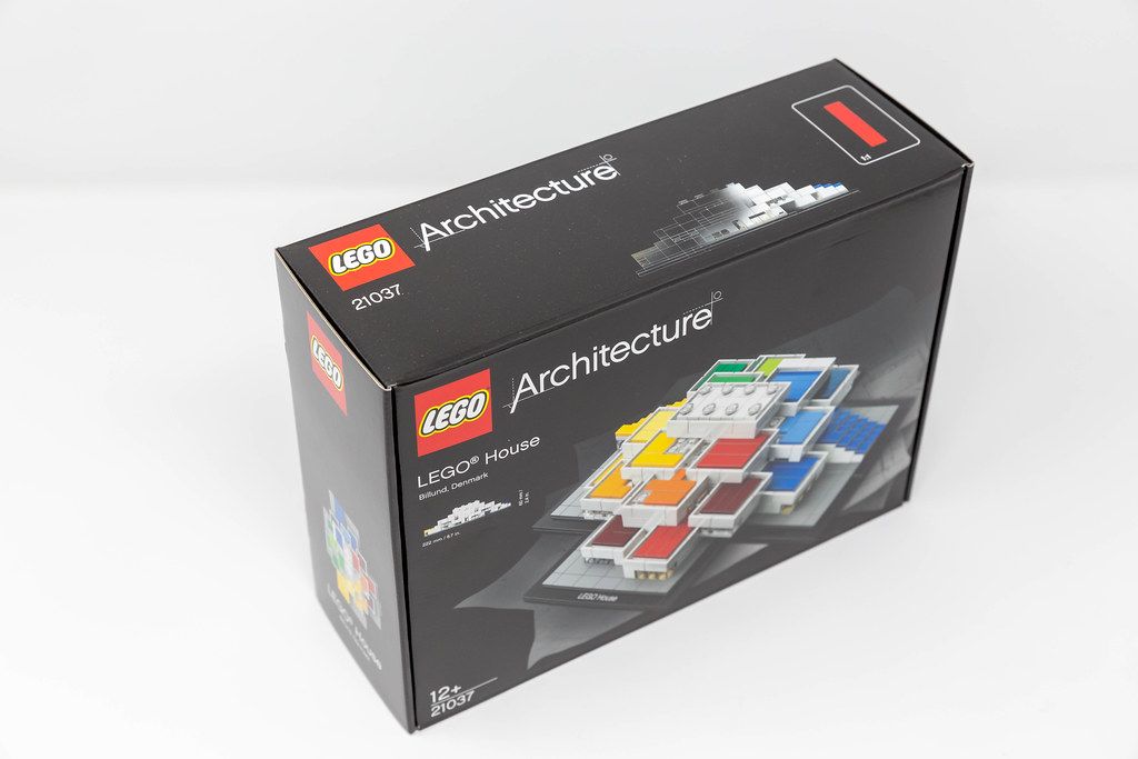 Die Packung vom LEGO Architecture 21037 LEGO House Billund 2017 vor weißem Hintergrund