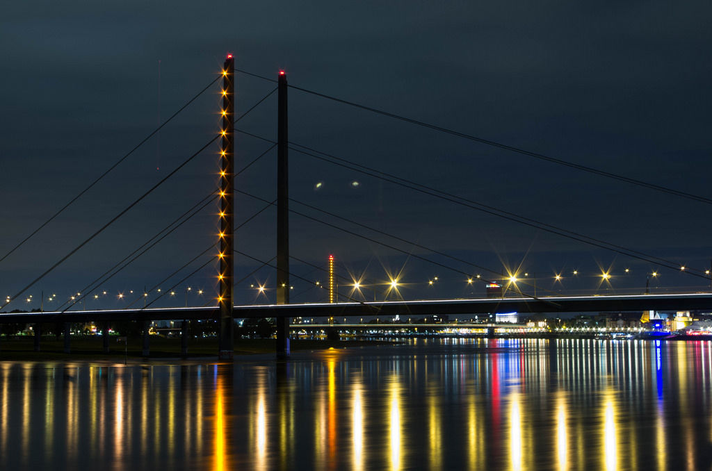 Die Rheinkniebrücke in Düsseldorf