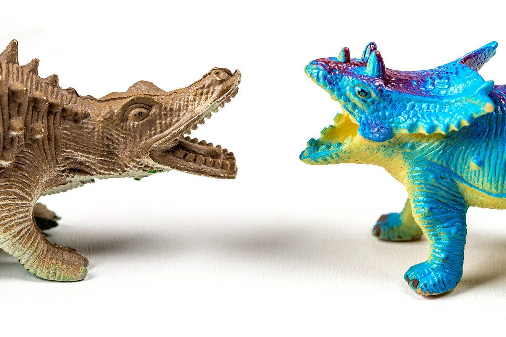 Dinosaurier-Spielzeug vor weißem Hintergrund