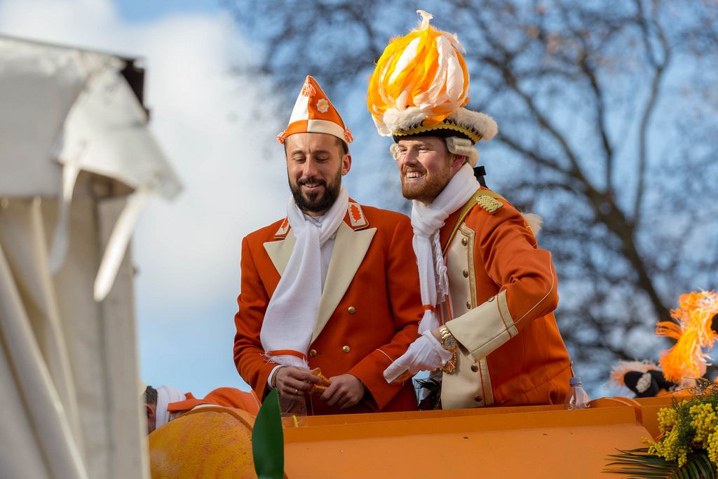 Dominic Maroh und Timo Horn als Appelsinefunke beim Rosenmontagszug - Kölner Karneval 2018