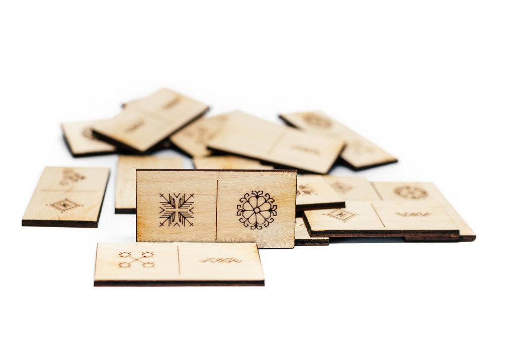 Dominosteine aus Holz mit diversen Zeichen
