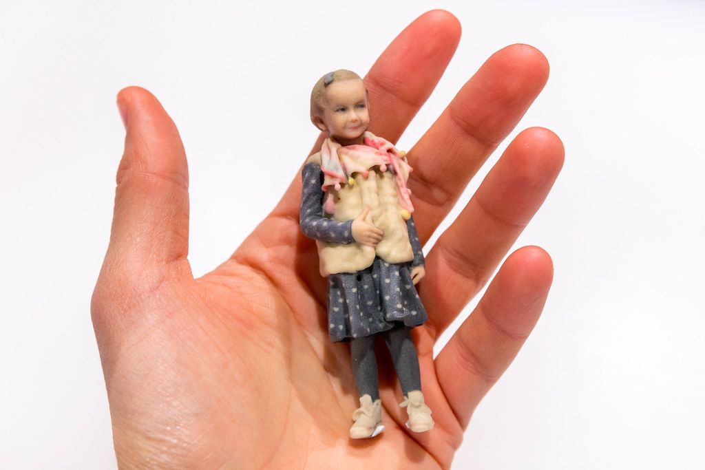 Doob Druck Dich In 3d Kind Als 3d Druck Figur In Der Hand Gehalten Vor Weissem Hintergrund Creative Commons Bilder