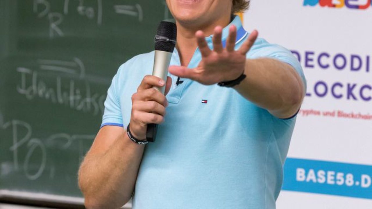 Dr. Julian Hosp giving a Crypto Presentation - Creative Commons Bilder