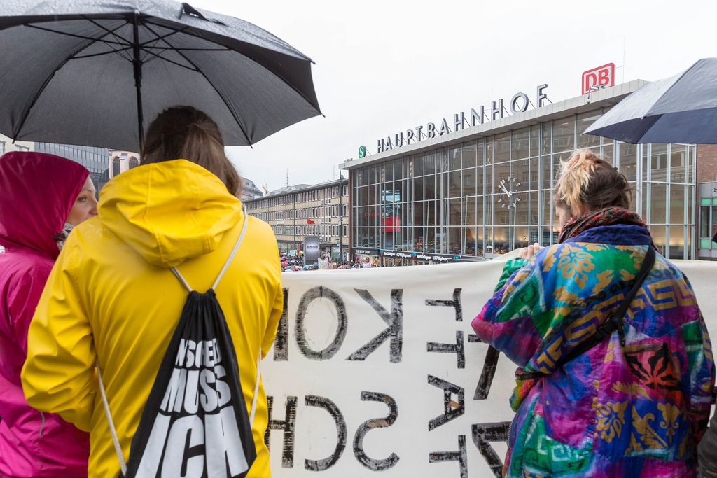 Drei Mädchen halten einen Schild auf Kölner Umweltprotest