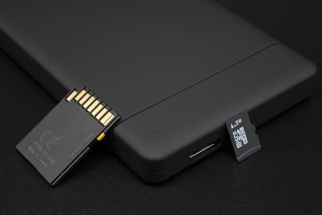 Dreifaches Backup: externe Festplatte, SD-Speicherkarte und microSD-Karte