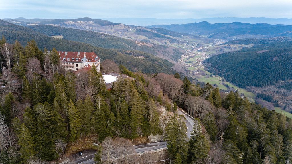 Drohnenaufnahme vom Felsenweg in den Südvogesen