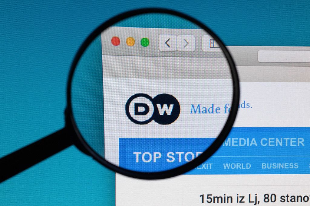 Adweek Logo Under Magnifying Glass Creative Commons Bilder
