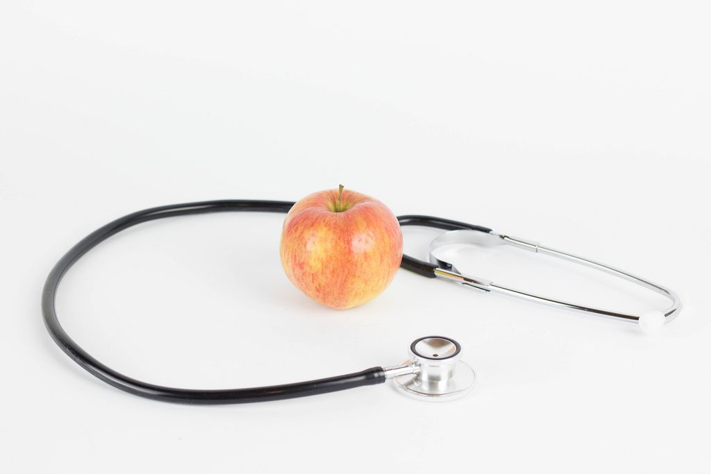 Ein Apfel am Tag hält den Doktor fern. Apfel und Stethoskop