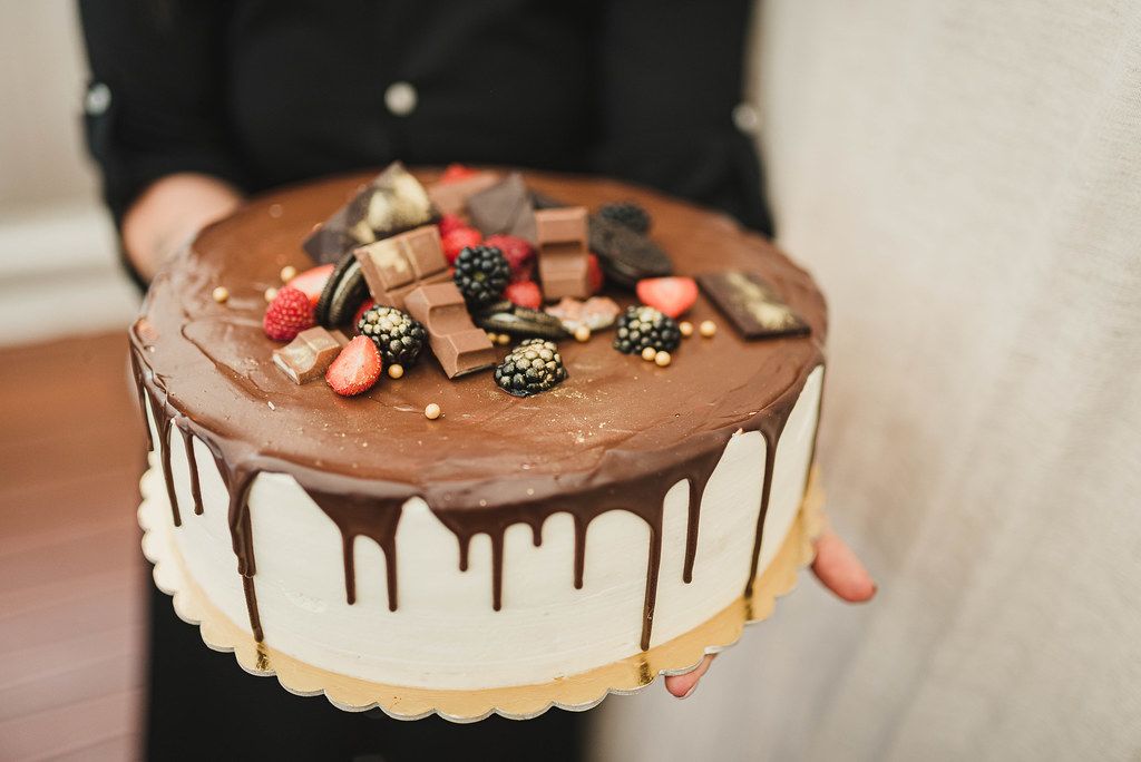 Ein aufwändiger weißer Schokoladenkuchen mit dekorativer Verzierung zum ...