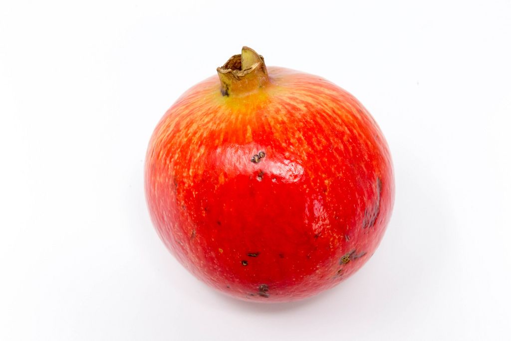 Ein Granatapfel auf weißem Hintergrund