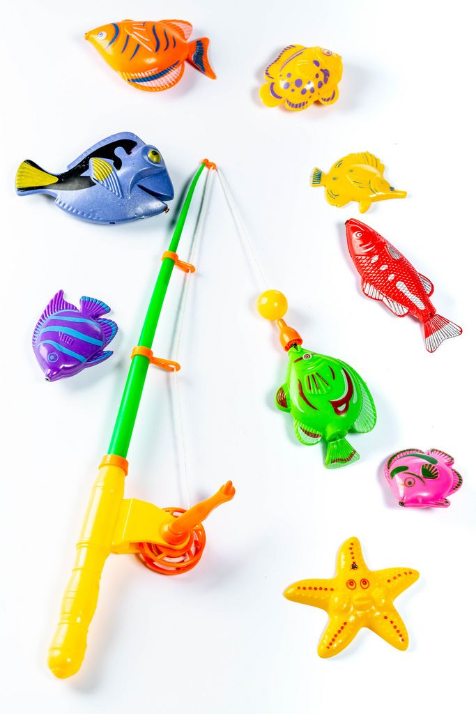 Ein Spielzeug-Set zum Angeln mit einer Angelrute und Fisch