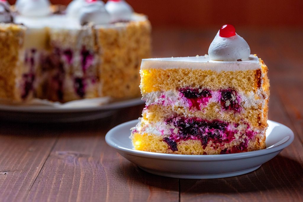 Kiev Torte Mit Dekoration Aus Sahne Und N ssen Auf Metallplatte Vor 