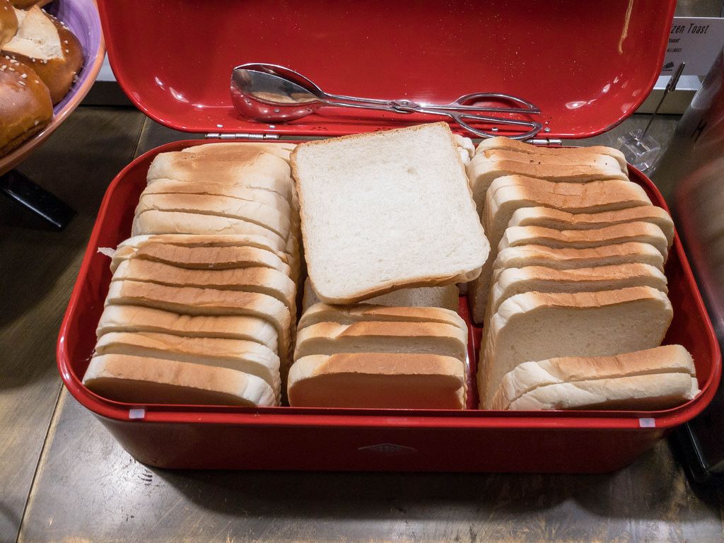 Eine Box mit weißem Toastbrot an einem Buffet