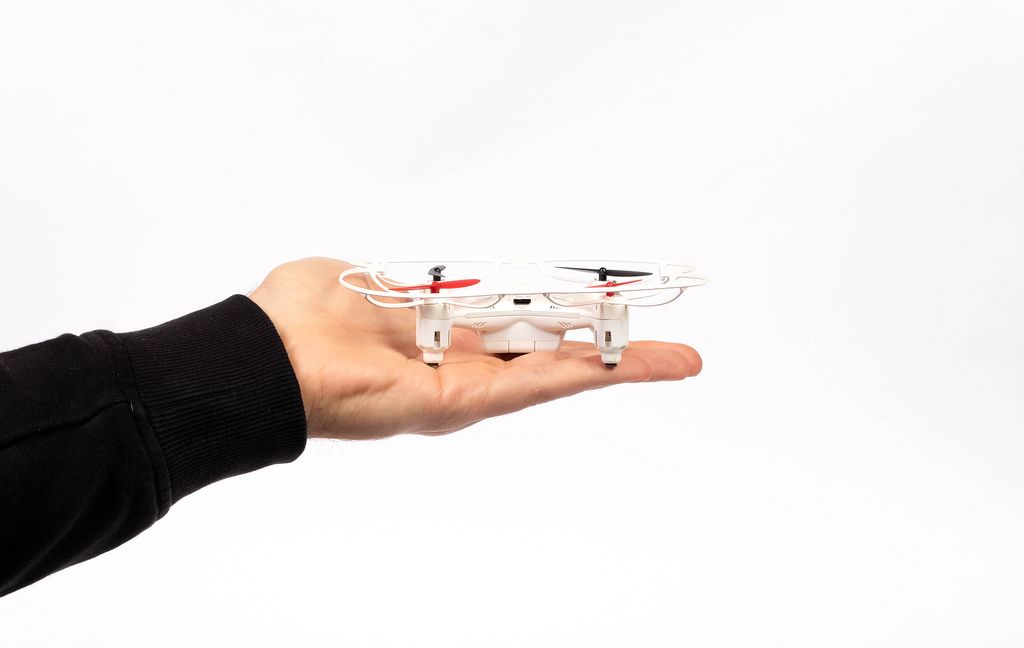 Eine Mini-Drohne in der Hand eines Mannes
