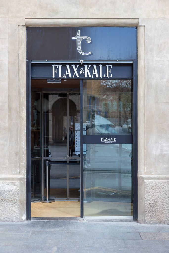 Eingang des veganen Restaurants Flax&Kale von Foodbloggerin Teresa Carles in Barcelona, Spanien