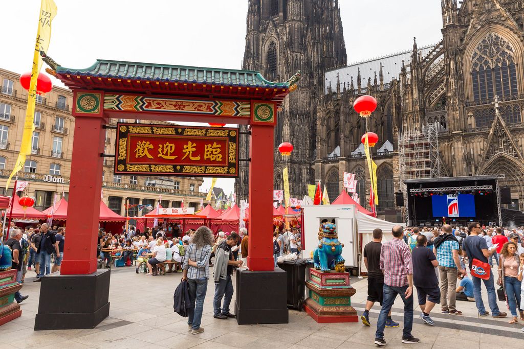 Eingang zum Chinafest in Form eines chinesischen Tores