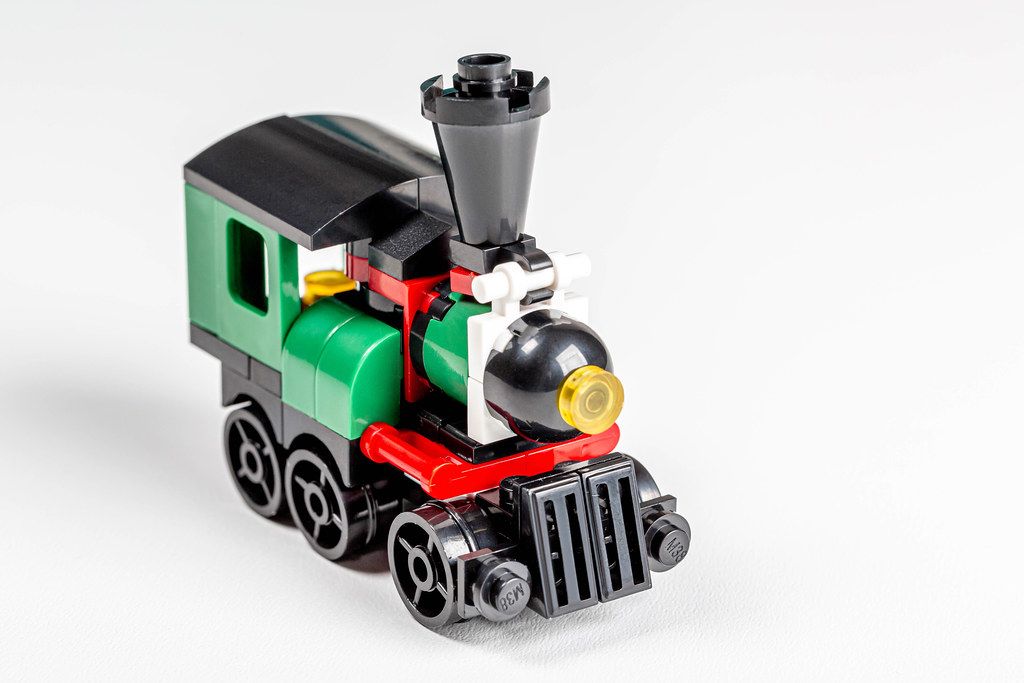 Eisenbahn als Kinderspielzeug vor einem hellen Hintergrund