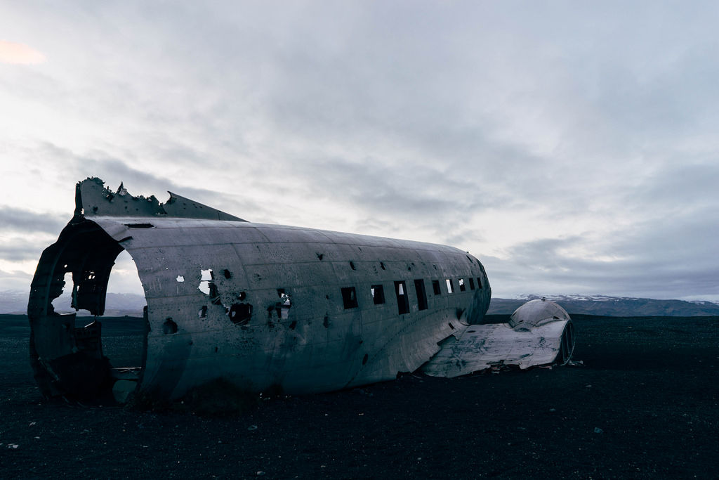 Empty fuselage of crashed plane / Leere Rumpf der abgestürzten Ebene