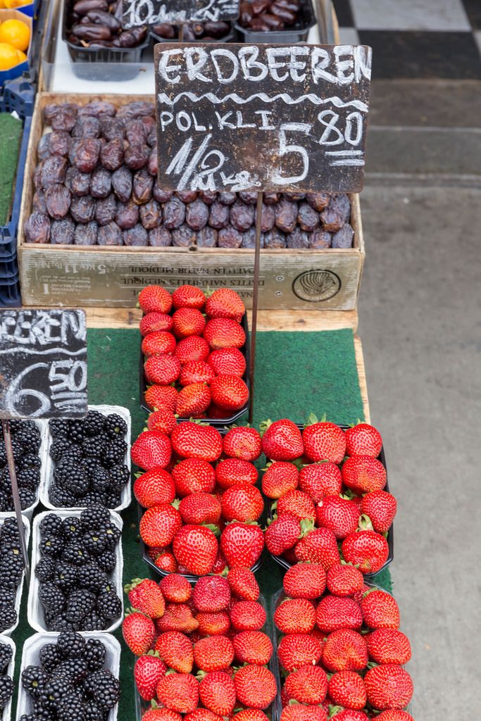 Erdbeeren, Brombeeren und Datteln an einem Obststand am Naschmarkt