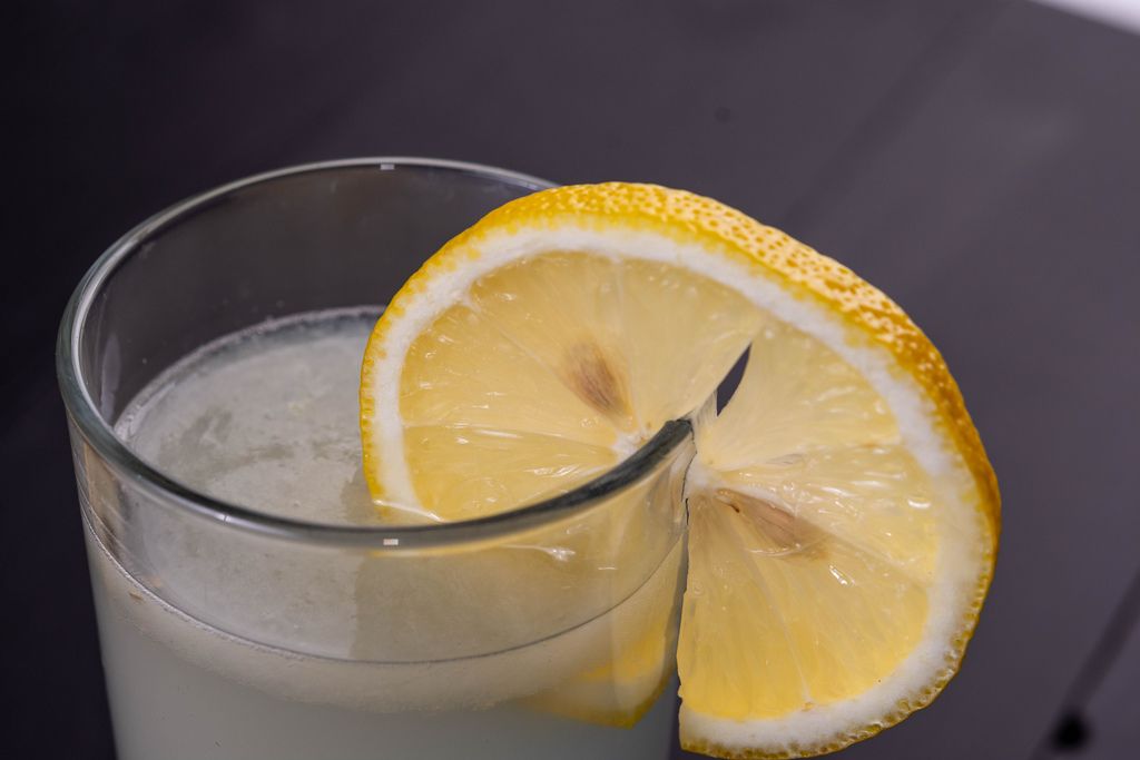 Erfrischende Limonade im Glas mit Zitrone