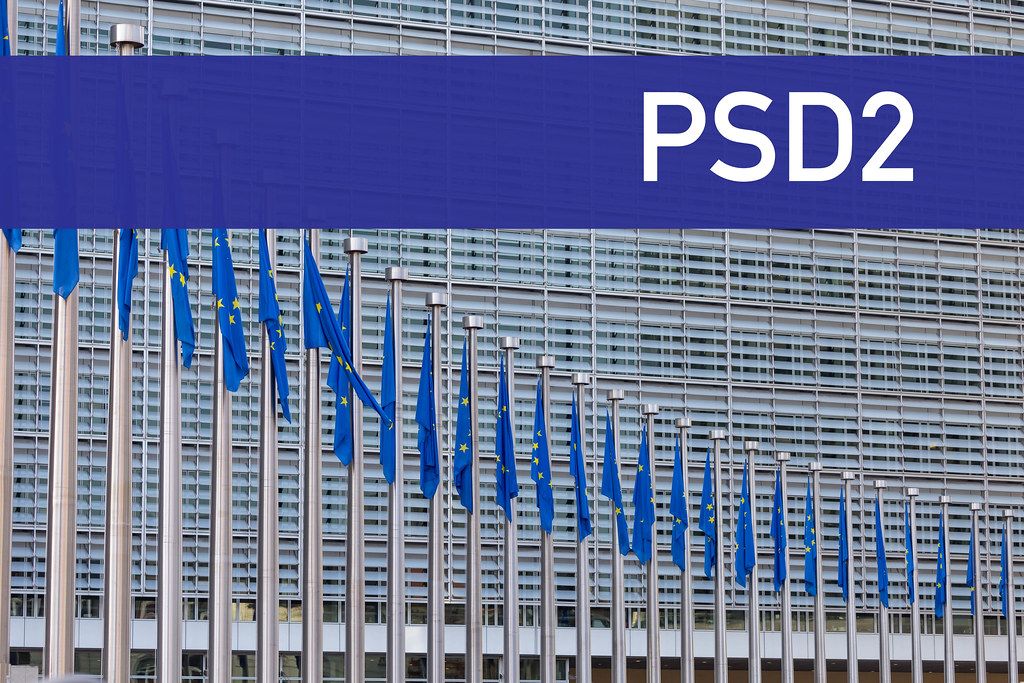 Europaflaggen mit Text PSD2 - neue Regeln für Online-Banking und Zahlungen im Internet