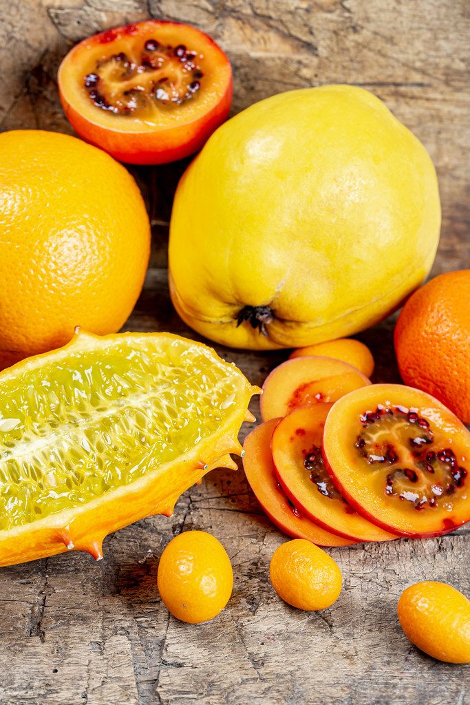 Verschiedene exotische Früchte wie Mango, Drachenfrucht und Jackfrucht ...