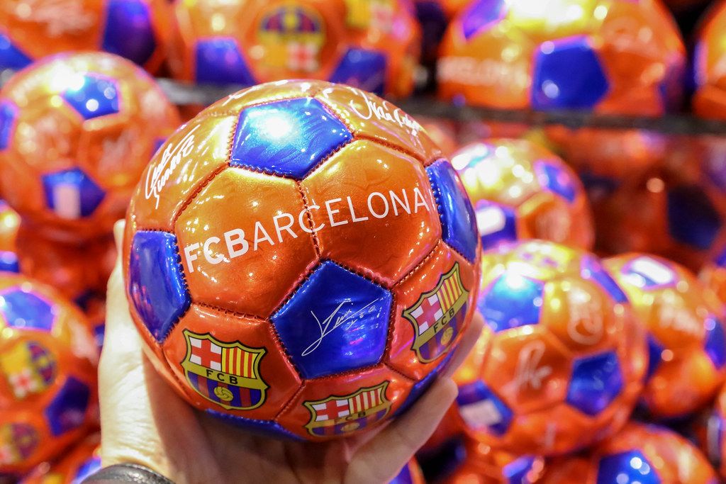 FC Barcelona Fußball in den Vereinsfarben mit Unterschriften und Autogrammen der Fußballspieler, in Spanien