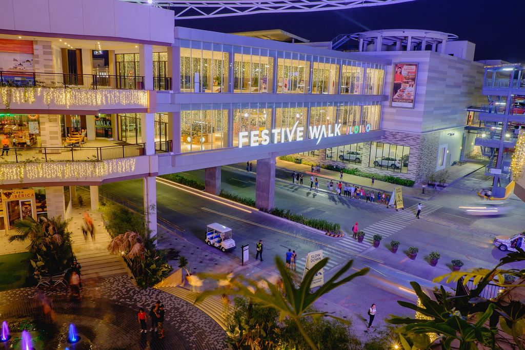 Festive Walk Mall - Einkaufscenter im Iloilo Business Park, Mandurriao auf den Philippinen bei Nacht