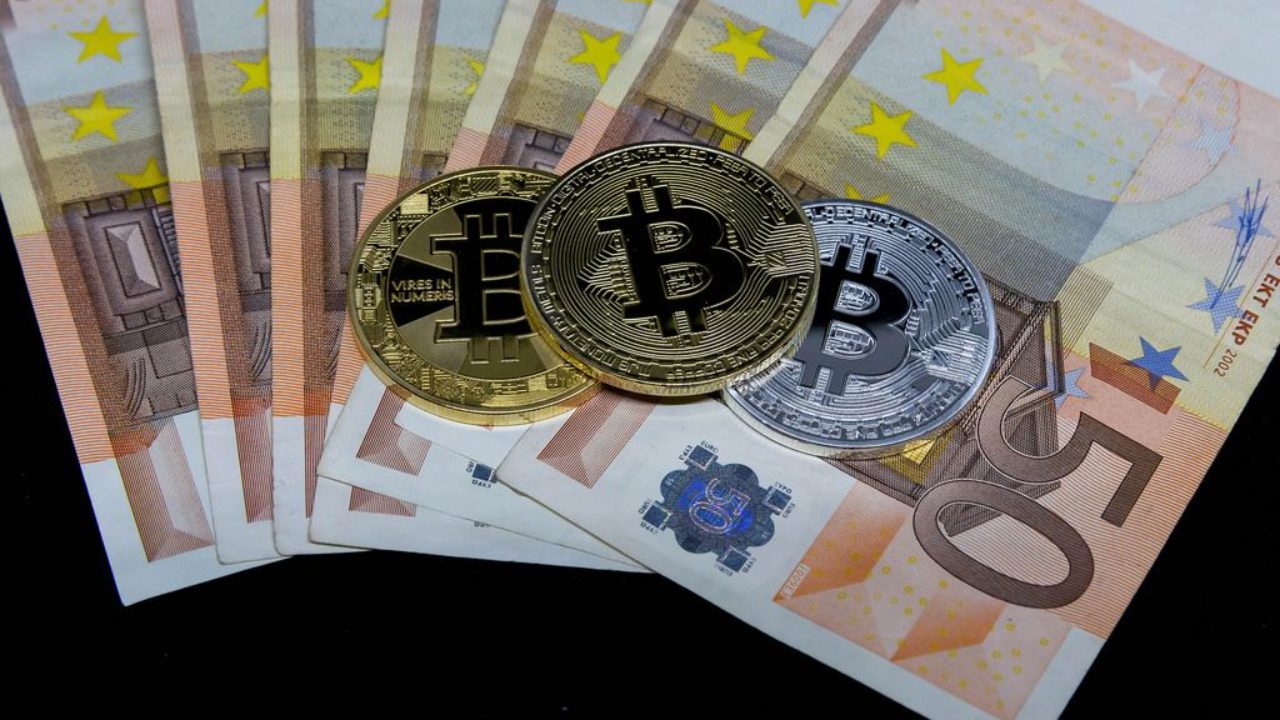 FIAT-Money (Euro) and Bitcoin - Creative Commons Bilder