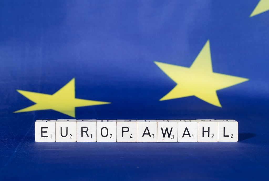 Flagge der Europäischen Union mit Text Europawahl