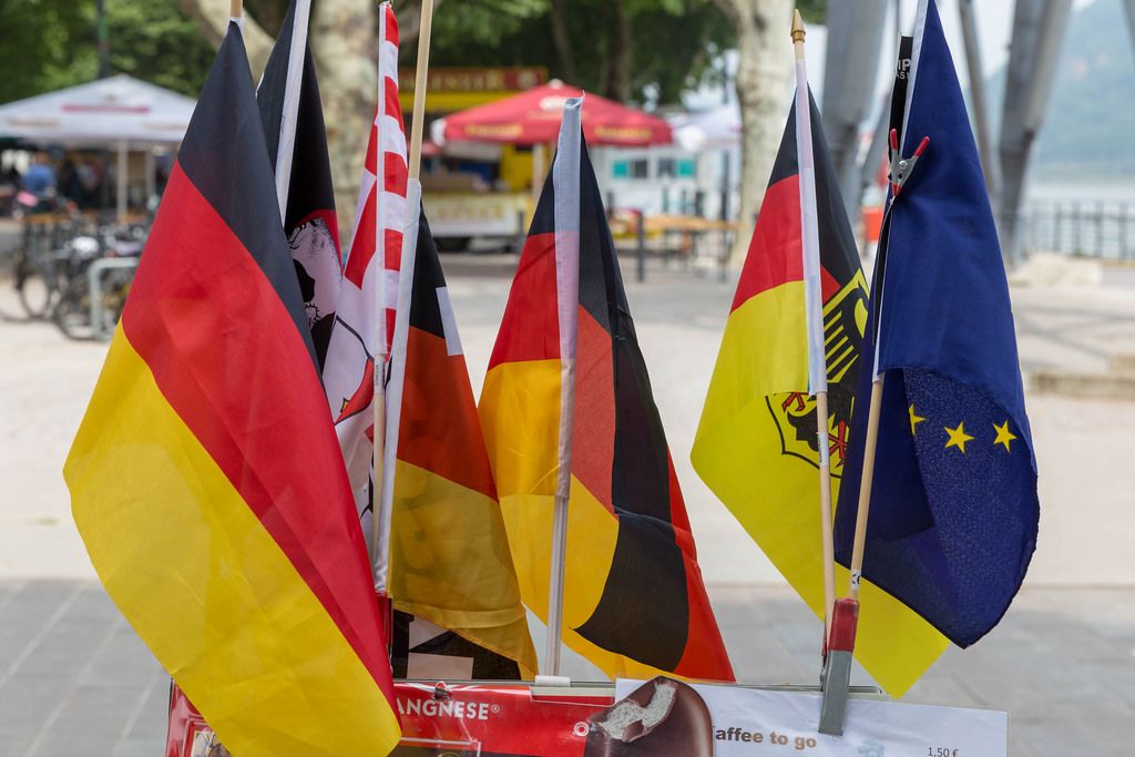 Flagge der Europäischen Union und unterschiedliche deutsche Flaggen