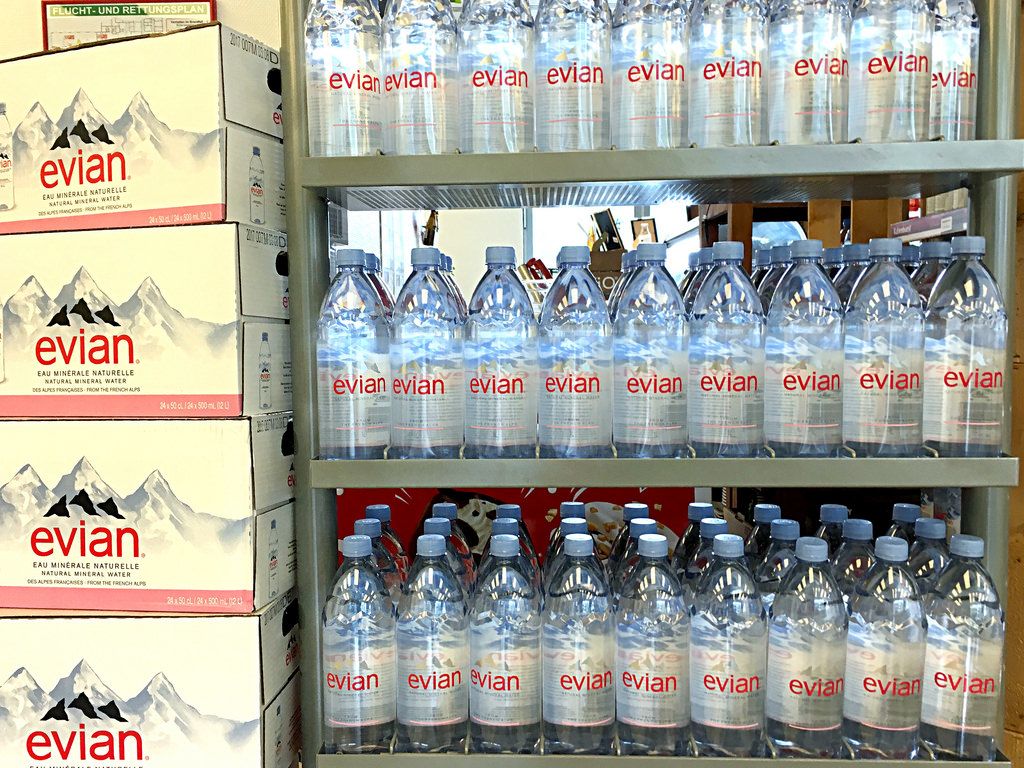Flaschen mit Evian Mineralwasser