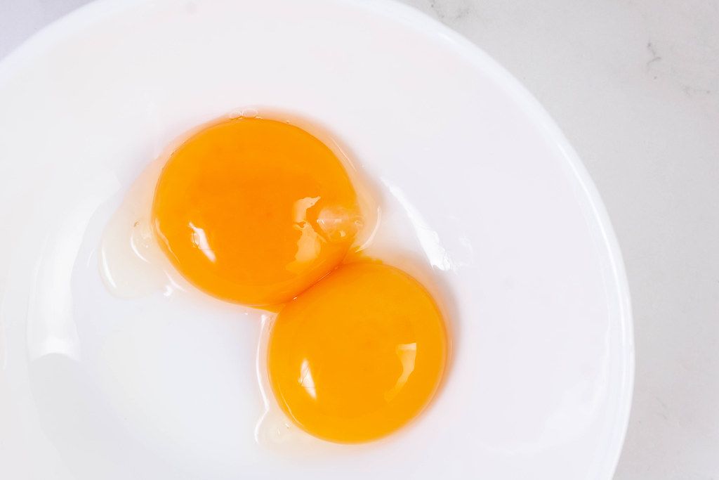 Почему мутные белки яиц. Оранжевый желток в США. Круги на желтках. Raw Egg Whites. Сверху желток внизу рис.