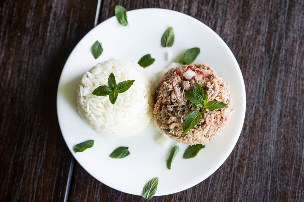 Fleisch und Reis garniert mit frischer Minze