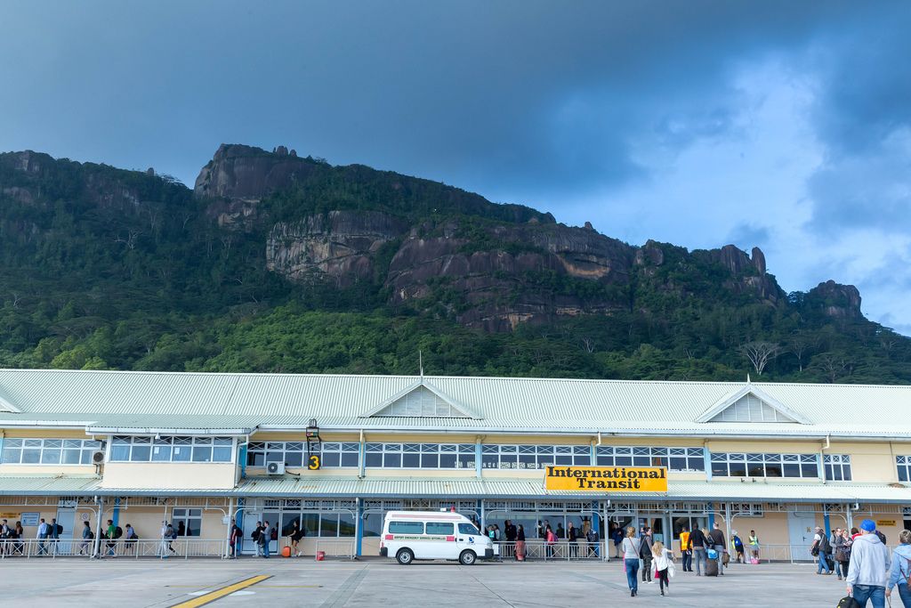Flughafen bei Victoria vor den Hügeln der größten Seychellen-Insel auf Mahé