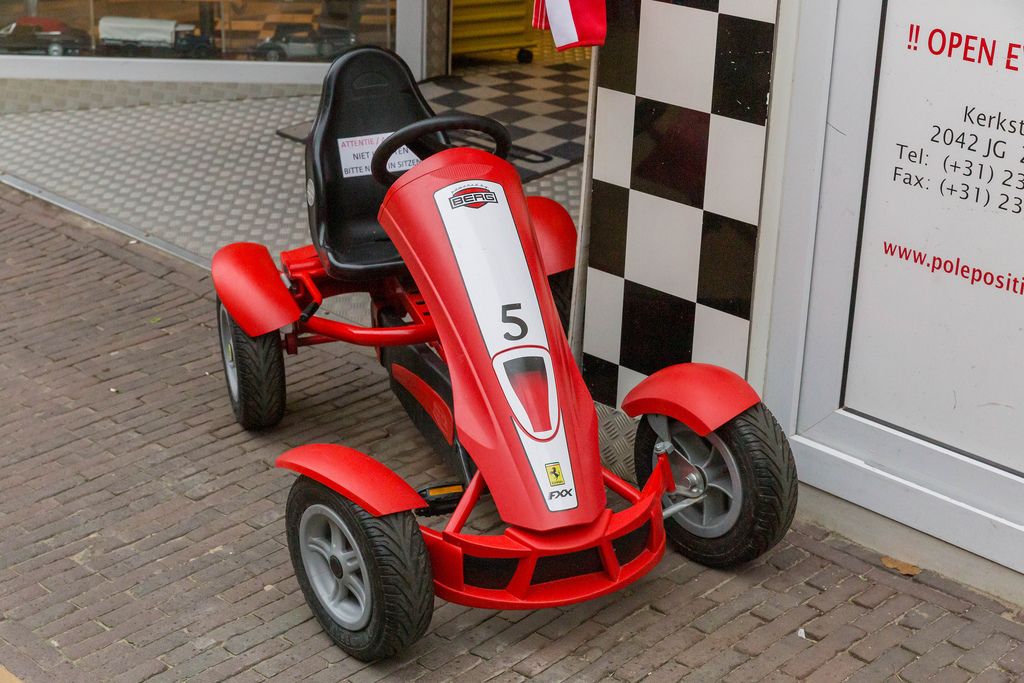 Formel 1 Spielzeug-Rennwagen aus Kunststoff nach Vorbild von Ferrari
