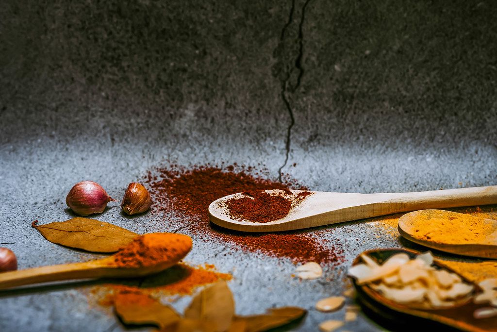 Four wooden spoons with various spices (Flip 2019)