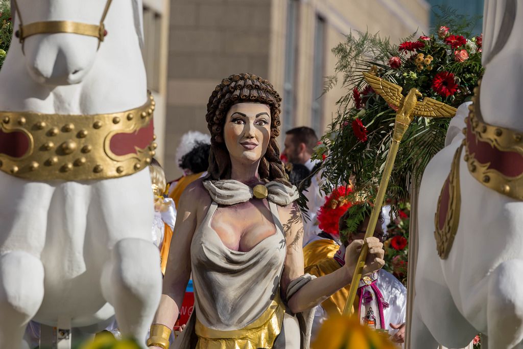 Frauenfigur mit Stab in der Hand zwischen weißen Pferden - Kölner Karneval 2018