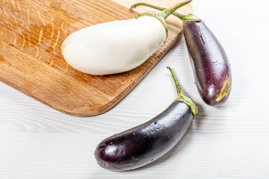 Mehr Bilder zu Fresh Eggplant isolated above white background (Flip 2019) .