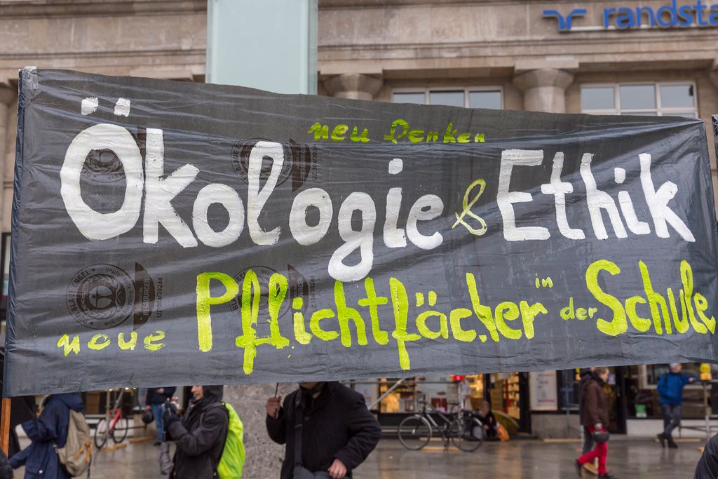 Fridays For Future Protestierenden möchten Ökologie & Ethik als neue Pflichtpfächer in der Schule einführen