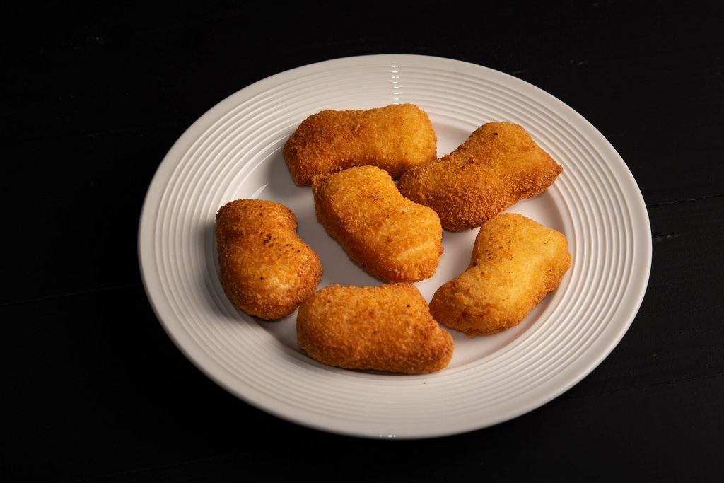 Fried Chicken Nuggets on the round plate