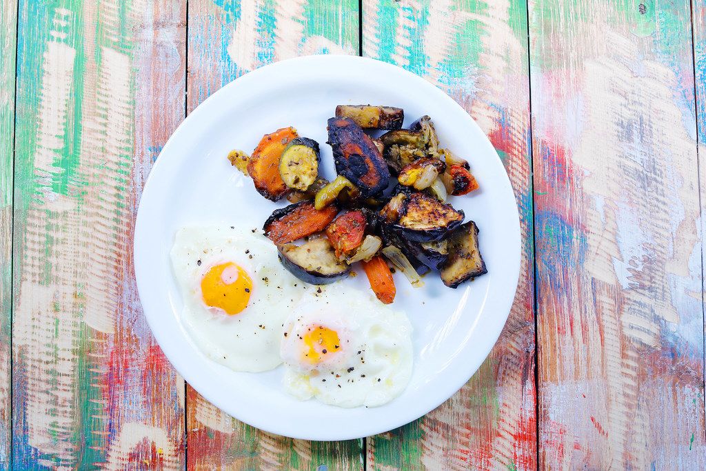 Fried eggs with grilled vegetables (Flip 2019)