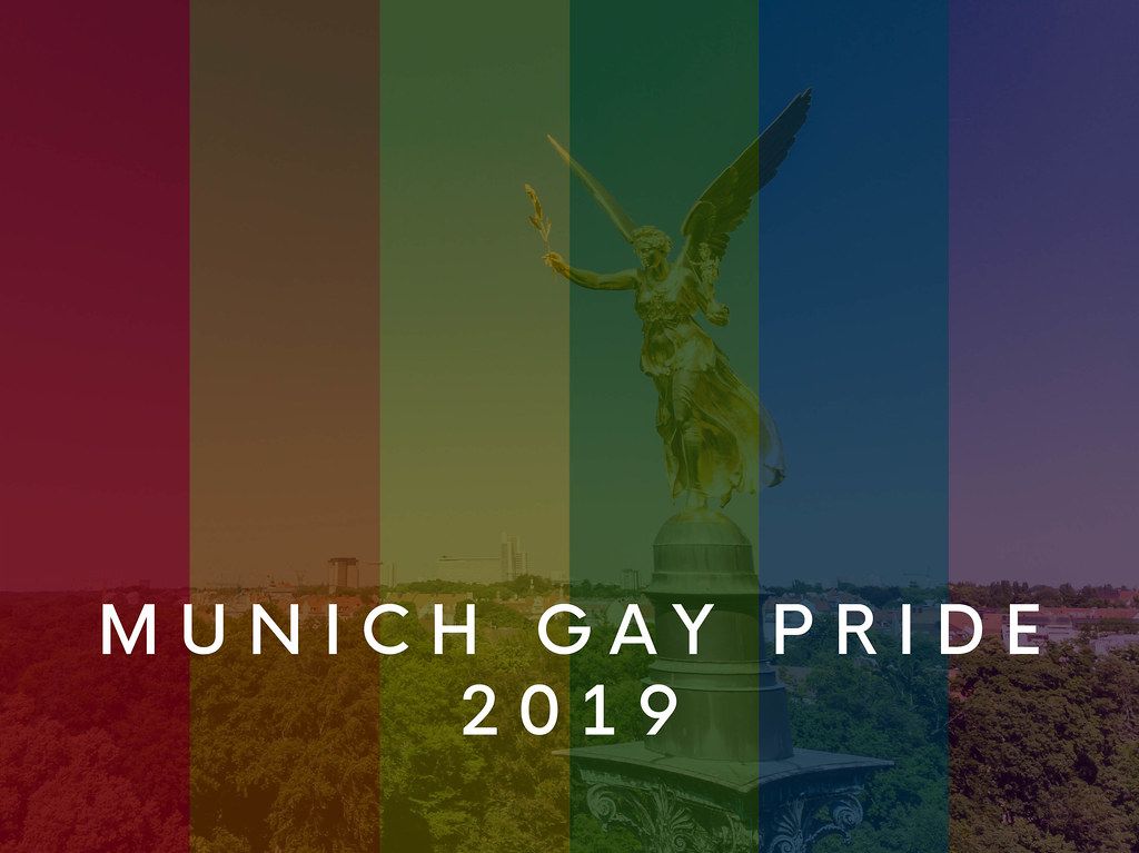 Friedensengel-Denkmal in München, hinter einer Regenbogenflagge, um die 