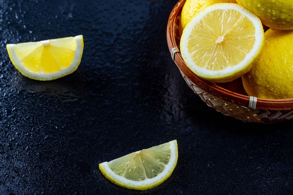 Frische reife Zitronen auf schwarzem Hintergrund