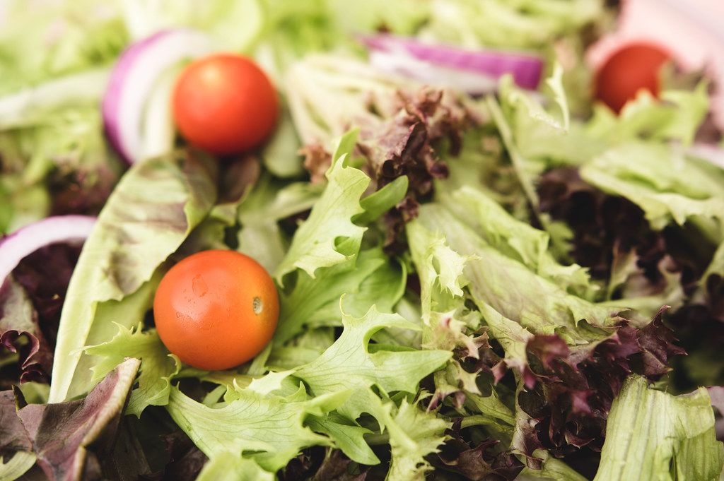 Frischer Salat mit ganzen Cherrytomaten - Creative Commons Bilder