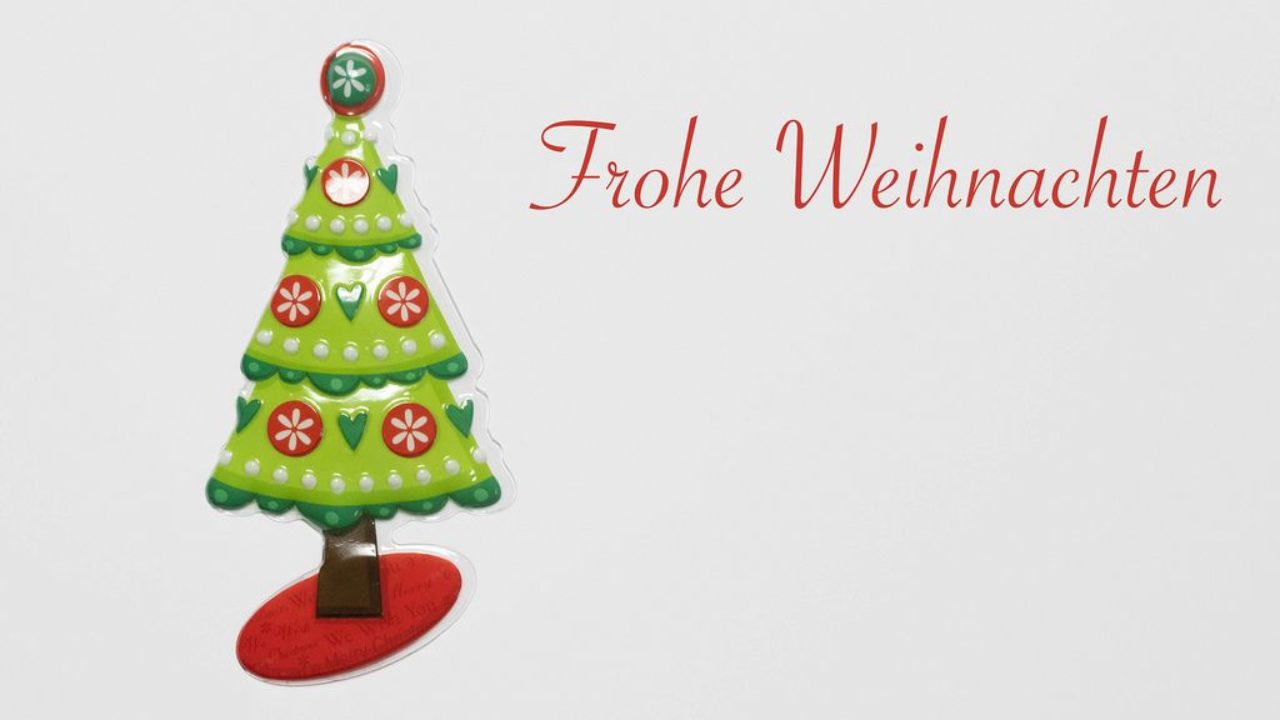 Frohe Weihnachten Schriftzug Mit Weihnachtsbaum Auf Weissem Hintergrund Creative Commons Bilder
